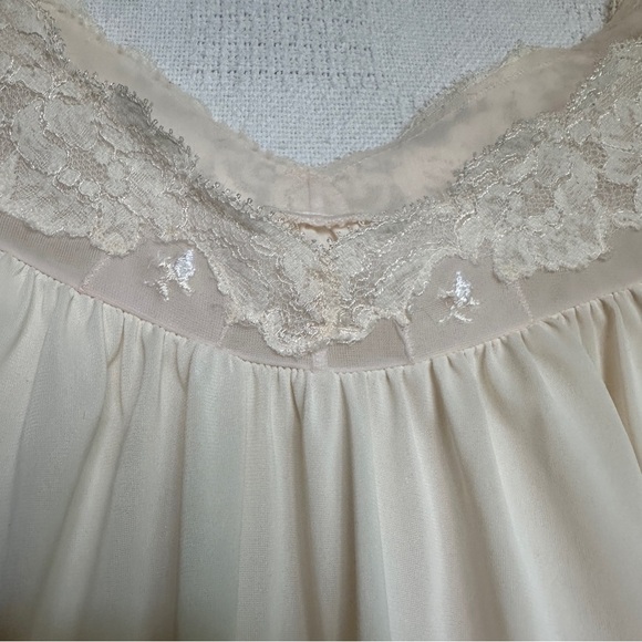 Vintage Elegant Cream/ Blush Lace Nightgown - Picture 4 of 8